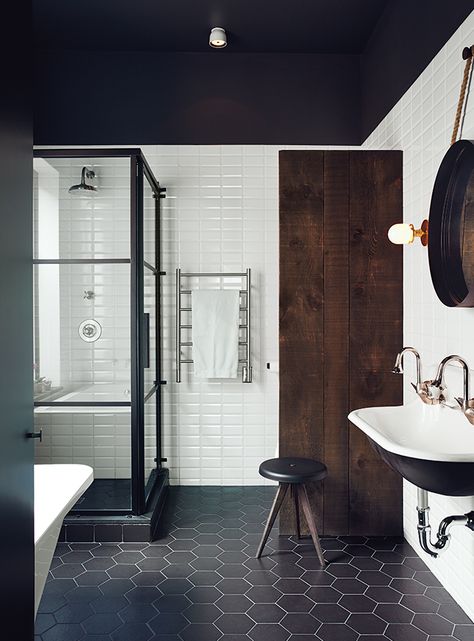 Modern design moves, from creative tile to freestanding tubs, define these sleek bathrooms. White Bathroom Inspiration, Bilik Air, Standing Shower, Industrial Bathroom, Hus Inspiration, Bad Design, Interior Design Magazine, Bathroom Renos, Wet Rooms