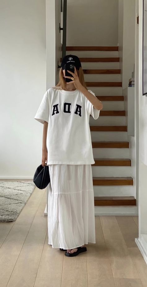 Tiered Maxi Skirt Outfit, Tiered Skirt Outfit, White Maxi Skirt Outfit, Maxi Skirt Outfit Summer, White Skirt Outfits, Skirt Outfit Summer, Look Boho Chic, Oufits Casual, White Maxi Skirts