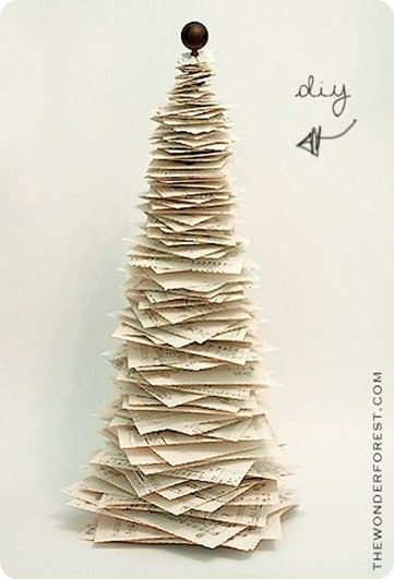 Recycled Christmas Tree, Diy Paper Christmas Tree, Book Christmas Tree, Old Book Crafts, Paper Christmas Decorations, Christmas Sheet Music, Book Page Crafts, Diy Papier, Paper Christmas Tree