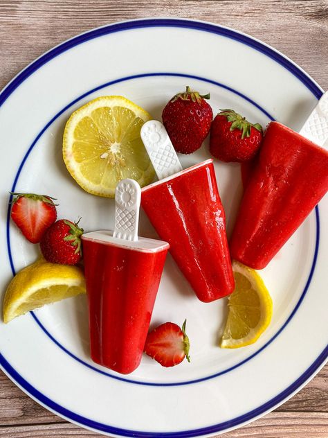 The Best Strawberry Lemonade Popsicles Homemade Strawberry Popsicles, Lemonade Popsicles, Strawberry Popsicles, Milk Strawberry, Strawberry Muffins, Homemade Popsicles, Popsicle Recipes, Dinner Appetizers, Strawberry Lemonade