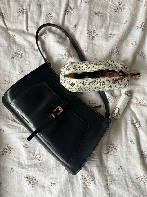 Brandy Melville Wallet, Brandy Melville Bag, Shoulder Bag Aesthetic, Blue Tote Bag, Dior Accessories, Bag Aesthetic, Blue Tote, Bags Aesthetic, Diy Sewing Clothes