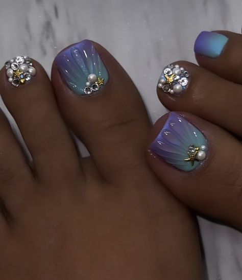 2024 Toe Nail Trends, Bling Toe Nails, Lisa Nails, Fall Nail Art Ideas, Pedicure Gel, Nail Glam, Pedicure Designs Toenails, Pedicure Nail Designs, Pedicure Ideas