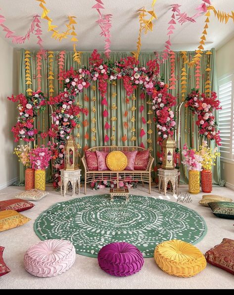 Mehandi Decoration Ideas, Mehndi Decoration At Home, Outdoor Wedding Lanterns, Mehndi Decor At Home, Mehandi Decoration, Punjabi Wedding Decor, Mehndi Stage Decor, Mehndi Decoration Ideas, Mehndi Decoration