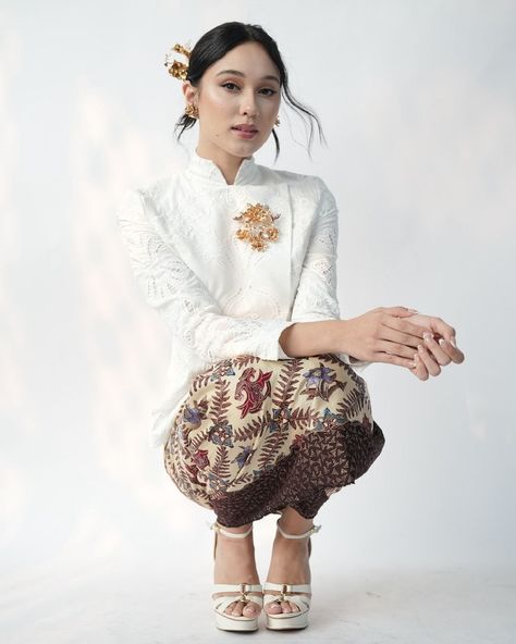 Yasmin napper menggunakan kebaya janggan - kebaya Jawa. Pakaian tradisional Indonesia. Javanese traditional costume. #culture #budaya #busana #batik #clothing #attire #outfit #dress #asia Yasmin Napper, Kebaya Outfit, Tims Outfits, Kebaya Jawa, Kebaya Simple, Indonesian Clothing, Indonesian Kebaya, Aloe Vera Moisturizer, Day Moisturizer