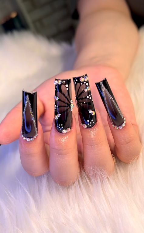 Masquerade Theme Nails, Black Masquerade Nails, Masquerade Nail Ideas, Black Butterfly Nail Designs, Black Edgy Nails, Dark Acrylic Nails Designs, Butterfly Nails Black, Acrylic Nail Designs Butterfly Black, Extra Birthday Nails Medium Length