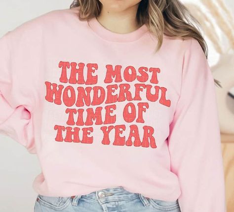 The Best Graphic Tees & Sweatshirts - A Beautiful Mess Christmas Sweatshirt Ideas Vinyl, Christmas Sweatshirt Ideas, Christmas Graphic Tees, Cricut Clothes, Christmas Merch, Best Graphic Tees, Year Sweatshirt, Sweatshirt Ideas, Holiday Sweaters