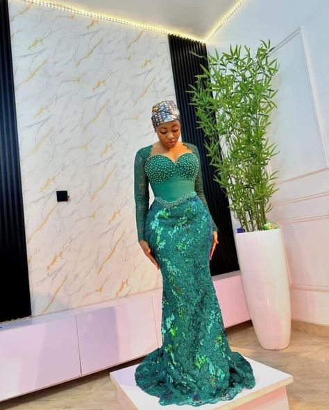 Exclusive and Best Pictures of Asoebi Styles. Basic Blouse Designs, Asoebi Lace Styles, Lace Styles For Wedding, Aso Ebi Lace Styles, African Party Dresses, Modest Dresses Fashion, Lace Gown Styles, Lace Dress Styles, Party Mode