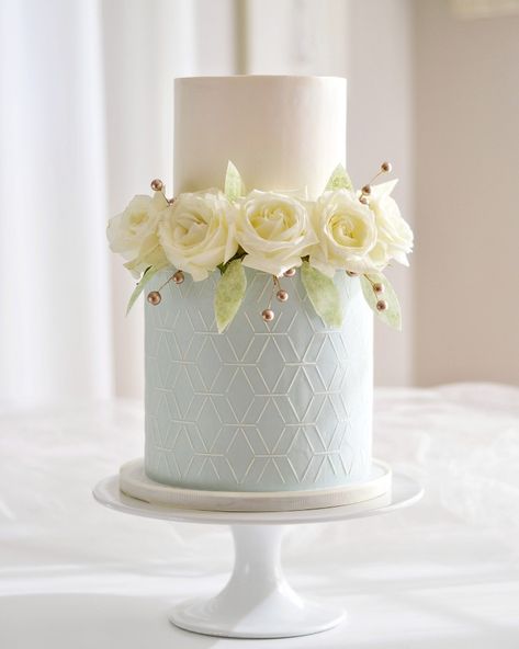 Blue Stencil Cake, Flower Cake Design, Extravagant Wedding Cakes, Cake Structure, Sugar Flowers Cake, Elegant Birthday Cakes, Cool Cake Designs, Floral Wedding Cake, Modern Cakes