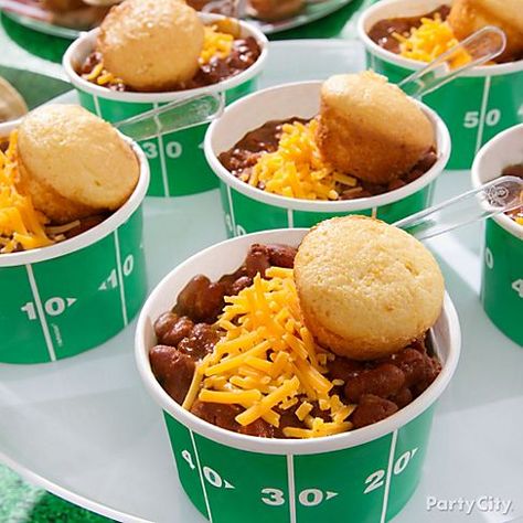 When it comes to delicious football party food, chili is a no-brainer. Whip up a batch of your favorite chili (here’s our current fave) and serve in bowls printed with football field-zone numbers. Top with cheese and bite-sized cornbread baked in a mini muffin pan. Easy Football Party Food, Football Party Food Ideas, Super Bowl Essen, Football Party Foods, Bowl Party Food, Football Snacks, Football Tailgate, Football Party Food, Football Sunday