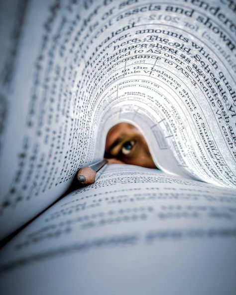 Creative photo idea looking through pages of a book. Portrait Photo Original, Photography Ideas At Home, Self Photography, Perspective Photography, Shotting Photo, Photographie Portrait Inspiration, Creative Photography Techniques, Selfie Photography, Self Portrait Photography