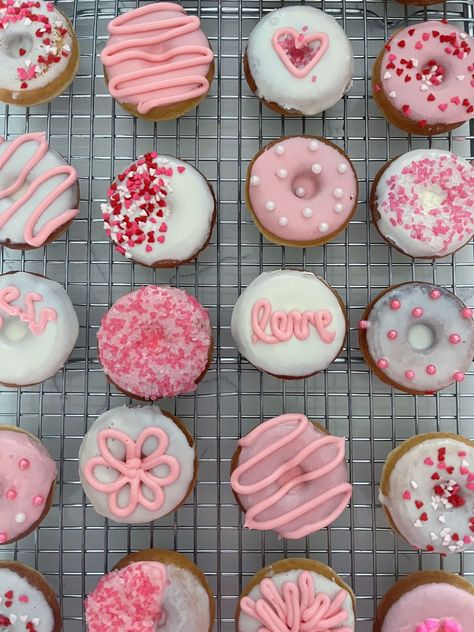 Valentine Mini Donut Ideas, Valentines Mini Donuts Ideas, Mini Donuts Aesthetic, Barbie Donuts Idea, Valentine Donut Ideas, Donuts Design Ideas, Mini Donut Birthday, Mini Donuts Ideas Logo, Mini Donut Design