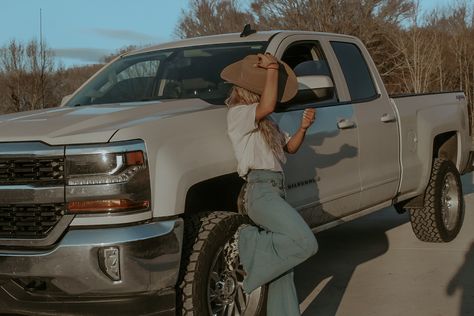 Truck And Girlfriend, Photoshoot With Truck Photo Ideas, Pictures To Take With Your Truck, Country Girl Photoshoots Truck, Girlfriend Truck Pictures, Photo Shoot With Truck, Truck Girl Aesthetic, Truck Photoshoot Ideas Women, Truck Model Photoshoot