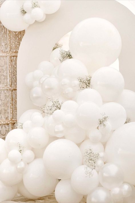 All White Balloon Decor, Pearl Themed Wedding Backdrop, Pearl White Balloon Garland, White And Clear Balloon Arch, Bridal Shower All White, Pearl Themed Bridal Shower, All White Baby Shower Ideas, All White Balloon Garland, All White Bridal Shower Ideas