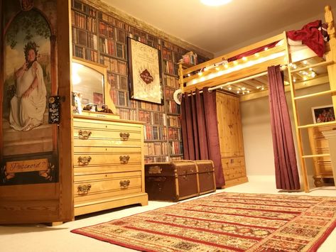 Archeology Bedroom, Gryffindor Common Room Bedroom, Gryffindor Dorm Room Aesthetic, Gryffindor Bedroom Aesthetic, Gryffindor Room Decor, Hufflepuff Dorm Room, Hufflepuff Bedroom Ideas, Gryffindor Bedroom Ideas, Gryffindor Dorm Room