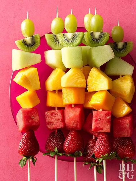 Rainbow Fruit Kabobs, Rainbow Picnic, Rainbow Fruit Skewers, Fruit Kebabs, Fruit Sticks, Tropical Food, Fruit Skewers, Fruit Kabobs, Fiesta Tropical