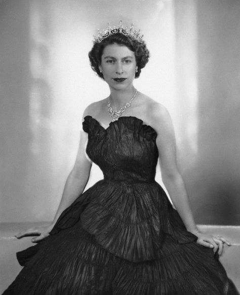 Queen Elizabeth 1952, Elizabeth Ii Young, Ratu Elizabeth, Elizabeth Young, Queen Elizabeth Photos, Elizabeth Philip, Princesa Elizabeth, Young Queen Elizabeth, Casual Attire For Women