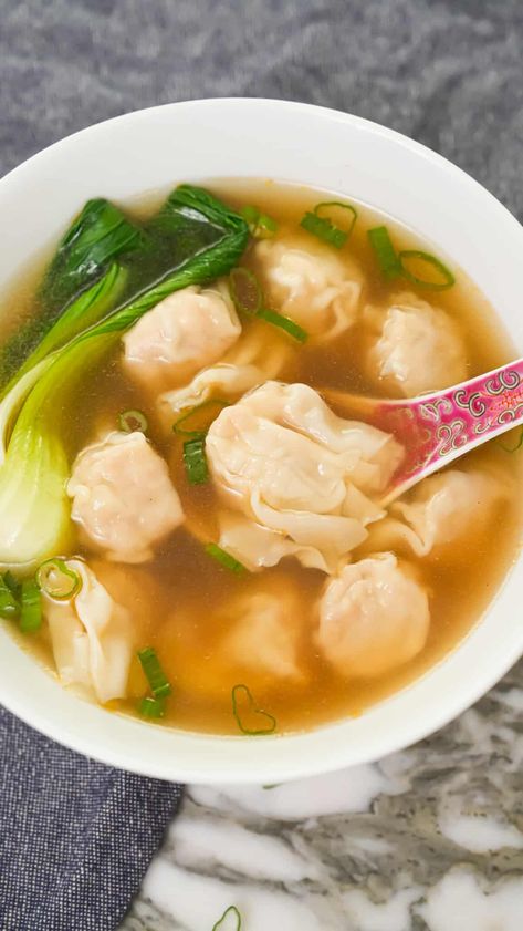 10 Minute Wonton Soup – SO EASY! (VIDEO) Wonton Soup Broth, Cj Eats, Wonton Noodle Soup, Wonton Soup Recipe, Wonton Noodles, Vegetable Dumplings, Ramen Bowls, Quick And Easy Soup, Scrumptious Food