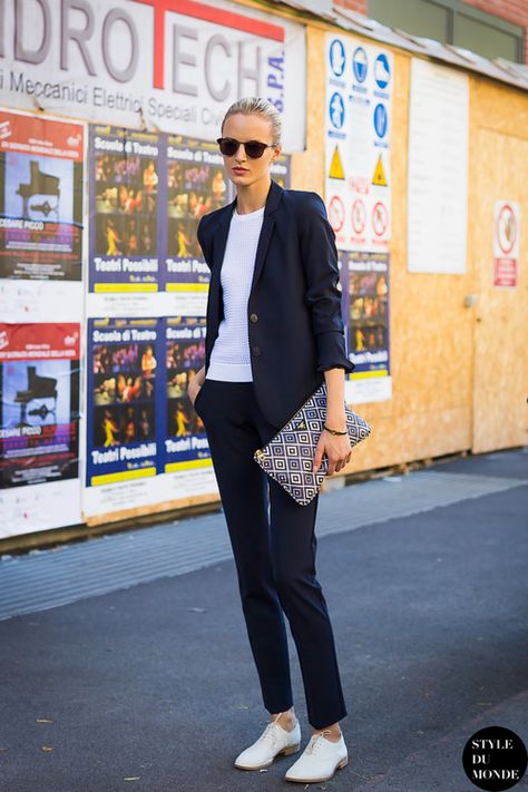 Shop this look for $181:  http://lookastic.com/women/looks/blazer-and-crew-neck-sweater-and-clutch-and-dress-pants-and-oxford-shoes/2070  — Navy Blazer  — White Crew-neck Sweater  — Navy and White Geometric Leather Clutch  — Navy Dress Pants  — White Leather Oxford Shoes Daria Strokous, White Oxford Shoes, Oxford Shoes Outfit, Navy Dress Pants, Mode Jeans, Oxford White, Navy Blazer, 가을 패션, White Blazer