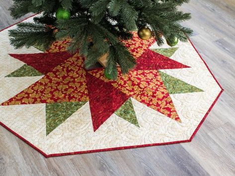 28 Christmas tree skirts to make - Swoodson Says Christmas Tree Skirt Patterns, Quilted Christmas Tree Skirt, Quilted Christmas Tree, Christmas Tree Skirts Patterns, Tree Skirt Pattern, Xmas Tree Skirts, Pretty Christmas Trees, Christmas Tree Quilt, Wall Christmas Tree