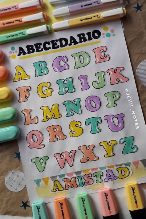 Whether you want to change up your header / title lettering or need a new bullet journal font, these awesome alphabet lettering ideas and spreads will give you the inspiration you need! #bujolettering #alphabet #fonts #bujofont #bulletjournal Journal Font Ideas, Bullet Journal Fonts, Title Lettering, New Bullet Journal, Lettering Guide, Bullet Journal Font, Journal Fonts, Bullet Journal Banner, Bullet Journal Notes