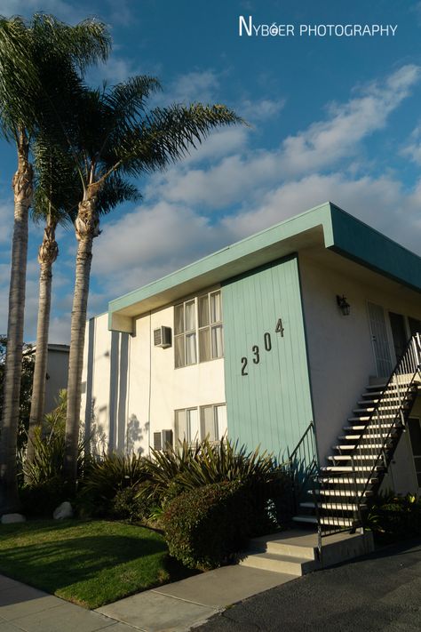 Beach Apartments Exterior, 60s Mansion Exterior, La Apartment Building, La House Exterior Los Angeles, Los Angeles Apartment Exterior, Mid Century Apartment Building Exterior, La Apartment Exterior, Dingbat Architecture, Dingbat Apartment