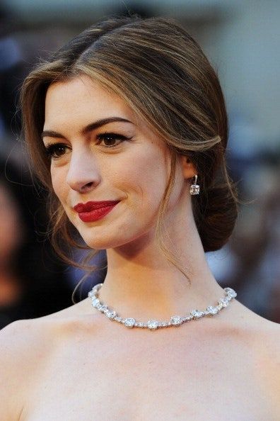 Anne Hathaway Hair, Loose Chignon, Sanggul Modern, Chignon Updo, Vintage Updo, Wedding Hairstyles And Makeup, Loose Buns, Long Face Shapes, Low Chignon