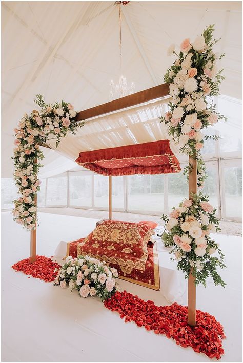 Gurudwara Decoration Wedding, Akhand Path Decoration Ideas, Punjabi Reception Decor, Anand Karaj Decor Gurudwara, Gurdwara Decor Wedding, Sikh Wedding Aesthetic, Gurudwara Decoration, Paath Decor, Punjabi Wedding Decorations