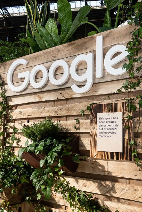 Workplaces: Sustainable Events - Google Sustainability Heart Red Aesthetic, Corporative Events, Event Booth Design, Google Event, Aesthetic Bracelet, Stand Feria, Corporate Events Decoration, Trade Show Design, Green Event