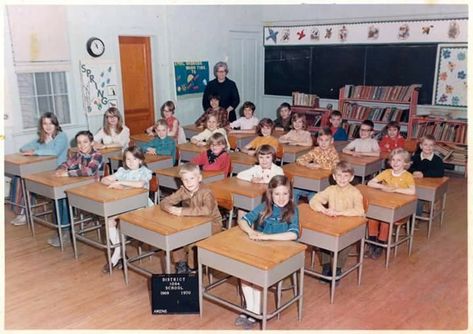 Exactly how my grade school classroom looked. 60s Classroom, 1960s Classroom, 80s Classroom, Old School Classroom, 90s Classroom, 1990s School, 1970s School, Old Classroom, 1960s School