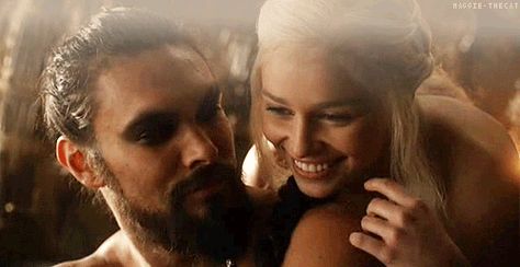 Remember when Daenerys Targaryen and Khal Drogo were each other’s moon and stars on Game of Thrones and everything was right with the world? | Emilia Clarke And Jason Momoa Had The Cutest "Game Of Thrones" Reunion At Paris Fashion Week Emilia Clarke Jason Momoa, Khal And Khaleesi, Game Of Thrones Khaleesi, Gra O Tron, Game Of Thrones Fans, Tv Couples, Cute Games, Mother Of Dragons, Sun And Stars