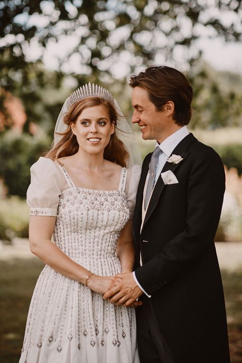 Princess Beatrice Wedding, Ratu Elizabeth, Princesa Anne, Norman Hartnell, Prins Harry, Ellie Saab, Private Wedding, Royal Wedding Dress, Sarah Ferguson