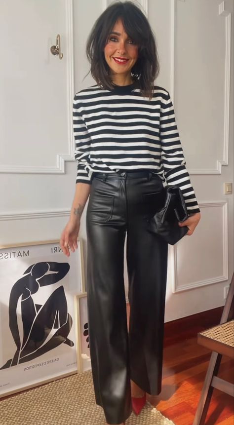 Black Leather Pants Outfit For Work, Leather Jeans Outfit Winter, Forty Year Old Women Fashion, How To Style Wide Leg Leather Pants, Spring Leather Pants Outfit, Cullotes Outfit Winter, Wide Leather Pants Outfit, Leder Hose Outfit, Leather Cullotes