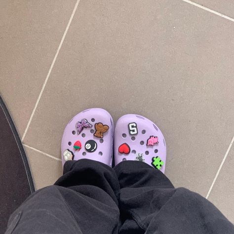 Croc Aesthetic Jibbitz, Croc Jibbitz Ideas Black Crocs, Light Purple Crocs Outfit, Purple Crocs Outfit, Purple Crocs Aesthetic, Lavender Crocs With Jibbitz, Purple Crocs With Jibbitz, Cute Jibbitz, Purple Custom Crocs