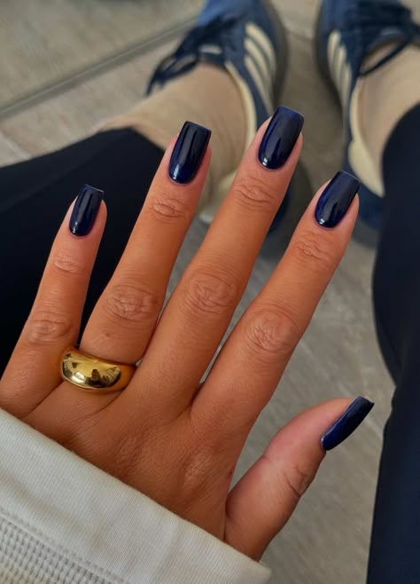 Winter Chic Nails, Deep Navy Nails, Prom Nails Navy Blue, All Blue Nails, Navy Blue Nails Ideas, Deep Blue Nails, Navy Blue Nail Ideas, Rich Nails, Navy Blue Nail Designs