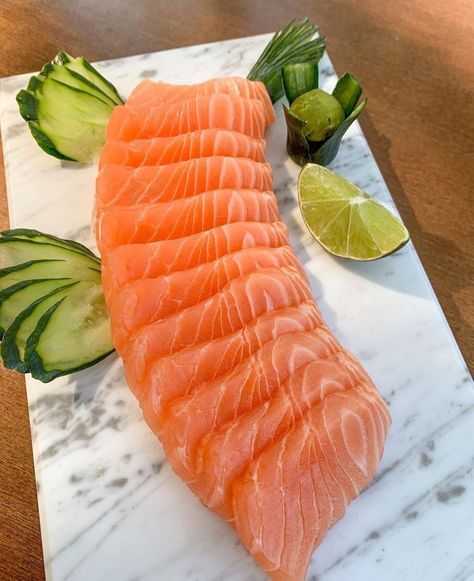 Salmon Aesthetic, Raw Salmon, Salmon Sashimi, Food Innovation, America Food, Sushi Recipes, Yummy Comfort Food, Healthy Snacks Recipes, Pretty Food