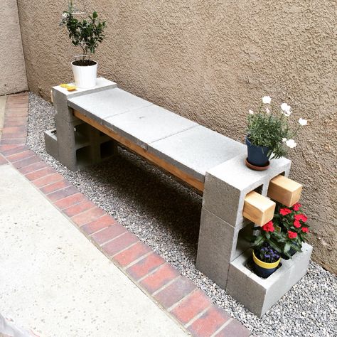 Cinder Block Furniture, Cinder Block Garden, Tanaman Pot, Diy Backyard Patio, Girl Cave, Garden Remedies, Cinder Blocks, House Remodeling, Concrete Bench