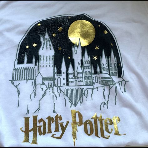 Brand New With Tags, Originally From Target. White Xxl Harry Potter White T-Shirt Featuring Hogwarts With Gold Foil Accents. Runs Small, Not Very Stretchy. Harry Potter Tshirt Design, Harry Potter Tshirt Ideas Design, Harry Potter Tshirt Ideas, Hogwarts T Shirt, Printed Tee Women, Clay Modelling, Harry Potter Tshirt, Harry Potter Shirts, Harry Potter Halloween