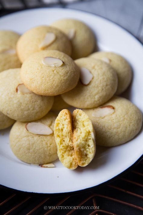 These Sugee or semolina (rava) biscuits have such a great crispy and crumbly texture and simple to make with only 7 ingredients. This recipe doesn't use egg and butter. They are perfect for that afternoon tea and also one of the popular Chinese new year cookies and kuih raya/lebaran. Chinese New Year Cookies, New Years Cookies, Biscuit Recipe, Afternoon Tea, Food Lover, Biscuits, Healthy Recipes, Baking, Cake