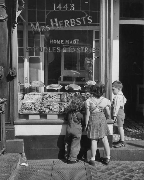 "Mrs Herbst's" (1927-1982) was famous for its Strudel, although Hungarian owned, it was a favorite with Germans, Austrians, Czechs and everyone else in Yorkville. This picture from the early 1940's. 60s Photos, Black And White City, Photography Black And White, Foto Vintage, Vintage New York, Vintage Life, Black White Photos, 인물 사진, Black And White Pictures