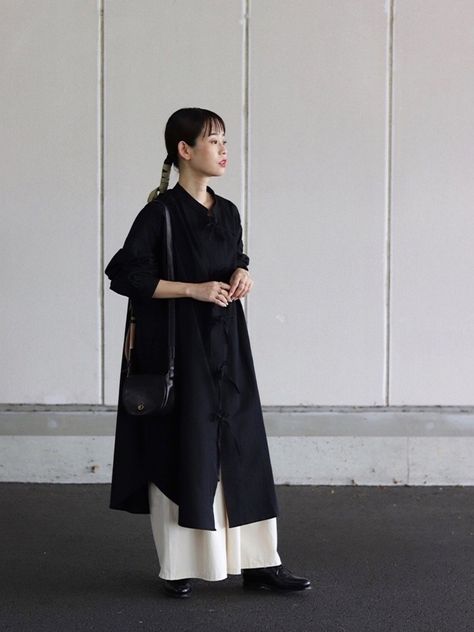 Japanese Street Fashion Women, Japanese Fashion Minimalist, Japan Style Outfits, Artsy Outfit Ideas, Japanese Minimalist Fashion, Sara Fashion, Muji Style, Japanese Korean Fashion, Tokyo Street Style