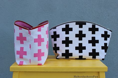 Sew.. A Curvy Zip Clutch | Haberdashery Fun Sewing Tutorials Bags, Clutch Tutorial, Over Makeup, Coin Purse Tutorial, Tote Bag Tutorial, Zipper Pouch Tutorial, Pouch Tutorial, Fabric Pen, Pouch Pattern