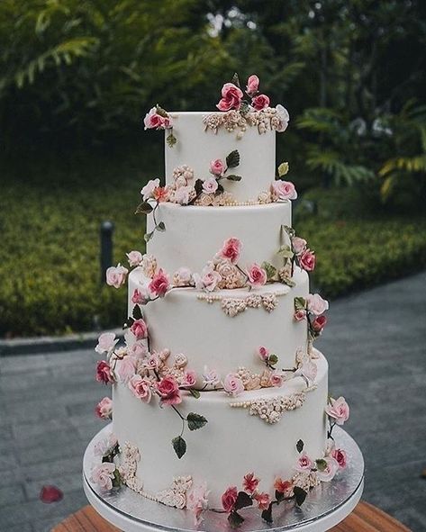 Loving this enchanted rose garden cake design by @winifredkristecake!! Fab Mood Inspiration, Wedding Cake Unique, Bridal Cake Topper, Fab Mood, Quince Cakes, Cake Unique, Quince Cake, Garden Wedding Cake, Wedding Cake Fresh Flowers