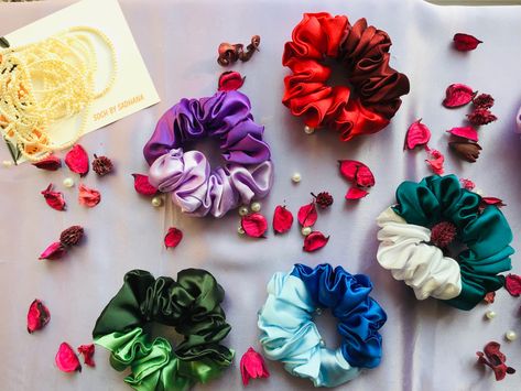 Hair Accessories Diy Headband, Promotion Ideas, Diy Hair Scrunchies, Hair Tie Accessories, Scrunchies Diy, Silk Scrunchies, Summer Quilts, Diy Headband, Hair Scrunchies