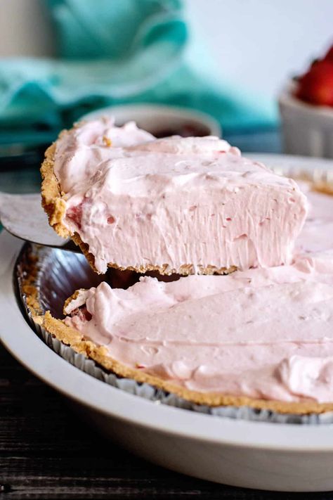 Jello And Cool Whip, Strawberry Cream Pie Recipe, Triple Berry Cheesecake, Whipped Cream Pie, Baked Strawberry Pie, Berry Cheesecake Recipes, Strawberry Cream Cheese Pie, Strawberry Cream Pie, Strawberry Cream Pies