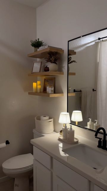 Bathroom Ideas Minimalist Small Spaces, Cute Bathroom Inspiration, Cute Clean Bathroom Ideas, Good Accent Bathroom, Clean Minimal Bathroom, Small Apartment Restroom Ideas, Bathroom Organization Above Toilet, Bathroom Idea Decor, Apartment Bathroom Dark Cabinets