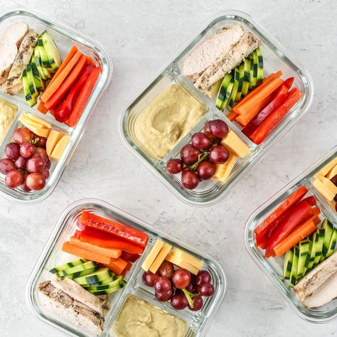 This Chicken & Hummus Plate Lunch Meal Prep is so simple yet incredibly delicious! Get back to basics with some fresh cut bell pepper, carrot, cucumbers, paired with a perfect portion of chicken breast, cheese slices, and grapes for a touch of sweetness. Simple portioning instructions included! #projectmealplan #mealprep #coldlunch #hummusplate #bistrobox Hummus Plate, Chicken Hummus, 500 Calorie, Pasti Sani, Plate Lunch, Cold Lunches, Carb Foods, Prepped Lunches, Healthy Recipe Videos