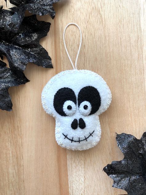 Add a touch of spooky to your Halloween decor! This felt skull ornament is sure to add Halloween cheer to any room.  **THIS IS A PDF PATTERN DOWNLOAD. ** No finished product will be shipped.  You will receive the PDF pattern for the felt skull Halloween ornament, so that you will be able to sew and create your very own felt ornament.  This skull measures roughly 3.75" tall. This pattern includes a list of all supplies needed and step-by-step instructions with color photos.  All designs and model Free Felt Ornament Patterns, Felt Christmas Ornaments Patterns Free, Felt Skeleton, Felt Halloween Decorations, Felt Halloween Ornaments, Felt Skull, Fall Leaf Template, Halloween Felt Crafts, Felt Plushie