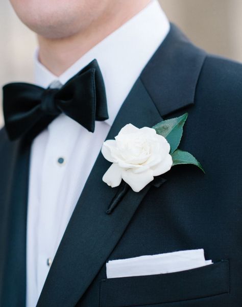 Elegant Wedding Boutonniere, White Boutonniere Wedding Simple, Modern Groom Boutonniere, Boutineer Ideas Wedding Simple, White Boutennaire, Nasa Wedding, Groomsmen Flower Pin, Bouteneire Groom, White Boutineer