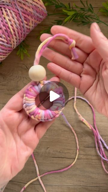 Wooden Curtain Ring Crafts, Macrame Door Wreath, Wooden Curtain Rings Crafts, Wooden Bead Crafts Diy, Wooden Ring Crafts, Macrame Wreath Diy, Wooden Bead Crafts, Wooden Beads Crafts, Macrame Wreaths