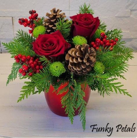 Holiday Spirit Christmas Fresh Floral Arrangements, Modern Christmas Floral Centerpieces, Christmas Fresh Flower Arrangements, Christmas Arrangements Ideas, Christmas Bouquet Ideas, Oasis Flower Arrangements, Christmas Flower Arrangements Ideas, Floral Christmas Centerpieces, Christmas Floral Arrangements Diy